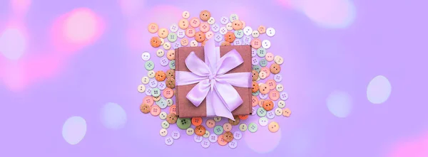 Banner Caja de regalo decorativa con un fondo de color . —  Fotos de Stock