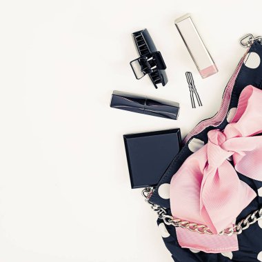 Poster bayanlar çanta ile Dekoratif kozmetik.