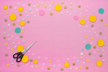 Toplu ve hediye kutusunda renkli butonları ile dekoratif arka plan.