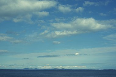 Gökyüzü bulutlu havalarda ile doğal arka plan. Metin için yer