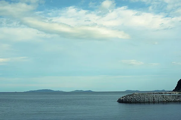 Sombere Zeegezicht Lijn Horizon Zee Vuurtoren Natuurlijke Achtergrond — Stockfoto