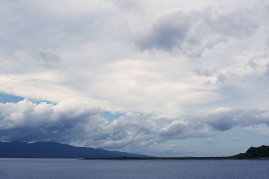 Güzel deniz bulutlu gökyüzü manzara. Doğa deniz ufuk çizgisi