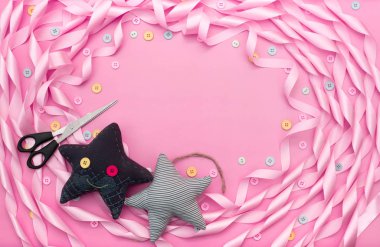 Tekstil oyuncak kalp ve yıldız saten kurdele şenlikli bir arka plan üzerinde. Dekoratif düğmeler Üstten Görünüm