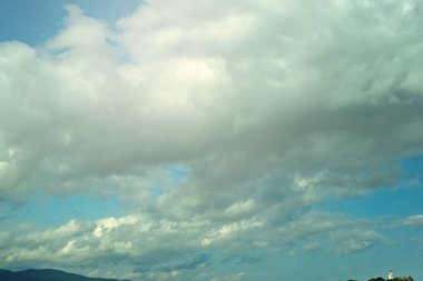 Gökyüzü bulutlu havalarda ile doğal arka plan. Metin için yer