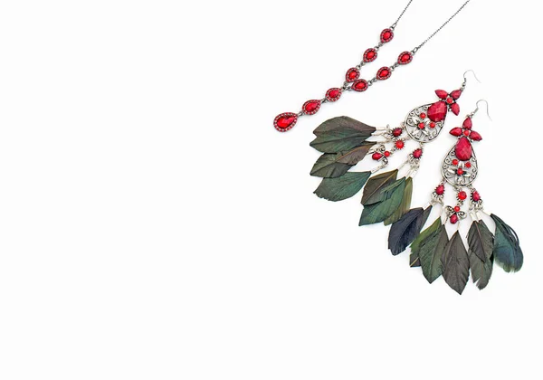 Moderiktiga Smycken För Kvinnor Vit Bakgrund Halsband Röd Örhängen Med — Stockfoto