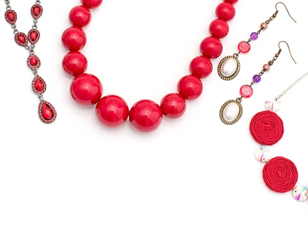 Moderiktiga Smycken För Kvinnor Vit Bakgrund Halsband Röd — Stockfoto