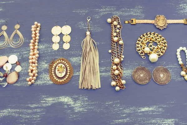 Ställa in kvinnors smycken på trä bakgrund. — Stockfoto