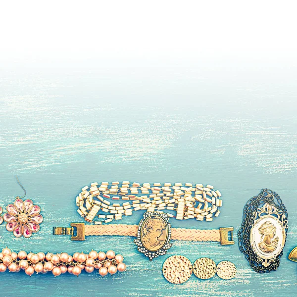 Σετ γυναικεία κοσμήματα σε φόντο ξύλινη. — Φωτογραφία Αρχείου