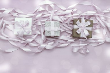 Şenlikli bir arka plan üzerinde hediye kutuları.