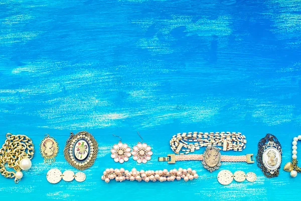 Set de joyas para mujer sobre fondo de madera . — Foto de Stock
