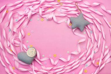 Tekstil oyuncak kalp ve saten kurdele şenlikli bir arka plan üzerinde yıldız.