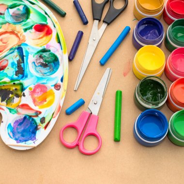 Yaratıcılık ve Hobiler çizim için malzeme koymak. Sınıflar için yaratıcılık çocuklu. Düz yatıyordu Üstten Görünüm