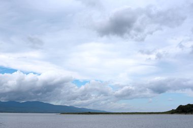 Güzel deniz bulutlu gökyüzü manzara. Doğa deniz ufuk çizgisi