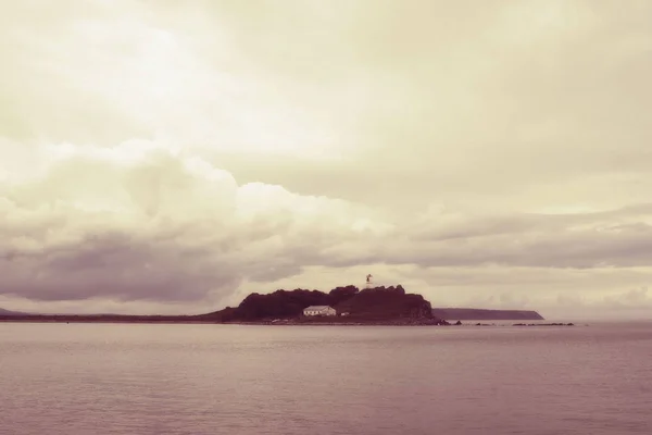 暗い海景行地平線海の灯台 自然の背景 — ストック写真