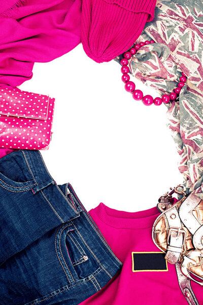 Рамка из элементов женского гардероба. Бланшировать текст на белом фоне. Образ современной женщины
