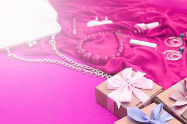 İstifçi saten kurdele ile bağlanmış Kraft kutularda hediyeler. Bir grup kadın Aksesuar ve kozmetik.