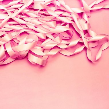 Bir bobin dekoratif saten şerit pembe renk. Moda tasarım yaratıcılık için malzeme. Festival dekorasyon. Kare