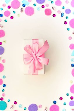 Hediye kutusu şenlikli pastel arka plan üzerinde. Düz yatıyordu Üstten Görünüm