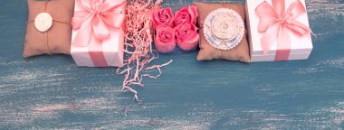 Festival kompozisyon kutu ambalaj hediyeler ile banner.