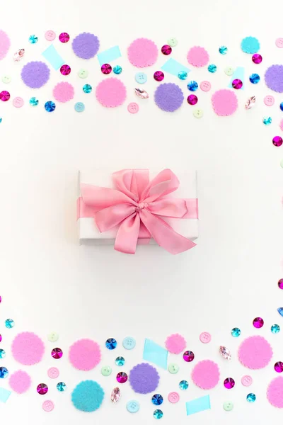 Coffret cadeau sur fond pastel festive . — Photo