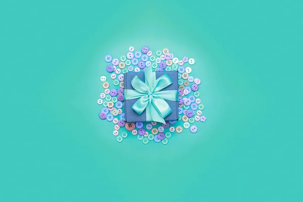 Caja de regalo decorativa con un fondo de color . —  Fotos de Stock