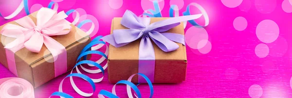 Banner Cajas con regalos sobre un fondo rosa brillante . —  Fotos de Stock