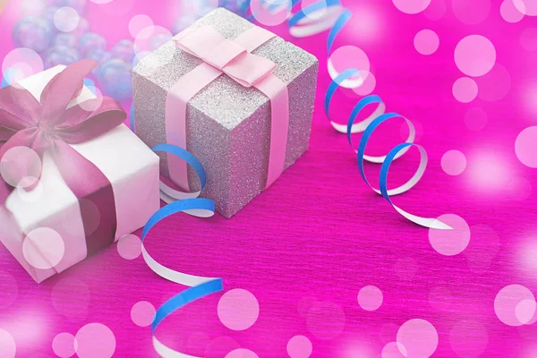 Dobozok, ajándékokat a világos rózsaszín háttér. — Stock Fotó