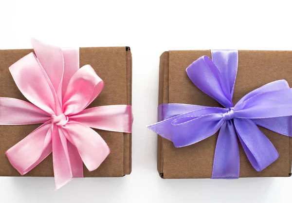 两个节日礼品盒绑在白色背景缎带. — 图库照片