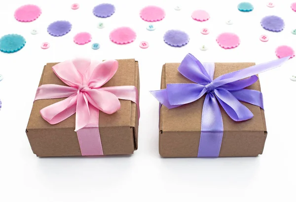 Caja de regalo sobre fondo pastel festivo . — Foto de Stock