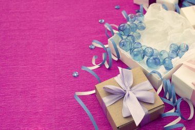 Dekoratif kompozisyon bir hediye kutusunda kadınlar için dolu. Güzel takı Zincir kolye Cameo Vintage tarzı.