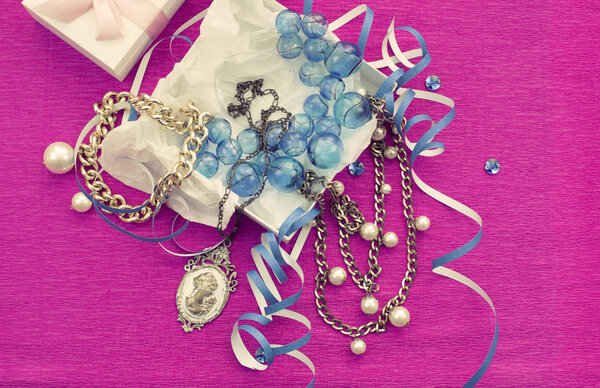 Декоративная композиция упакована в коробку подарков для женщин. Красивые ювелирные изделия Цепь ожерелье камео винтажный стиль
.