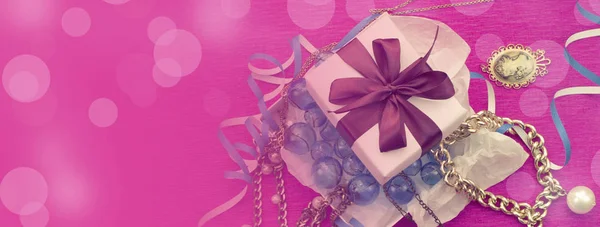 Banner Composição Decorativa Embalada Uma Caixa Presentes Para Mulheres Belas — Fotografia de Stock