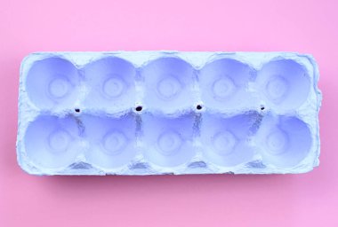 Yumurta bir pembe mor için stand. Sürrealizm. Düz yatıyordu Üstten Görünüm