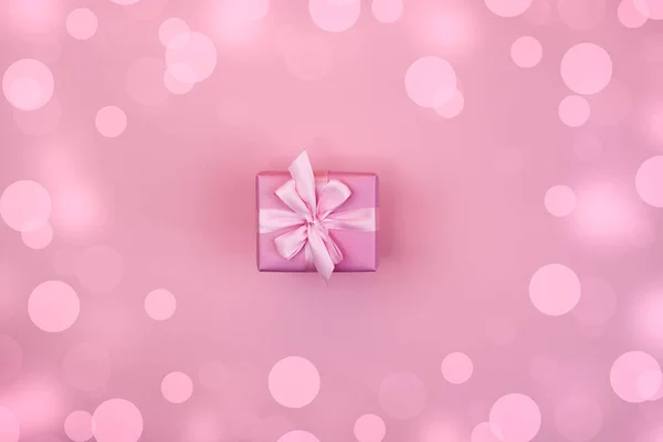 Dekorative Festliche Geschenkschachtel Mit Rosa Farbe Auf Rosa Hintergrund Flache — Stockfoto