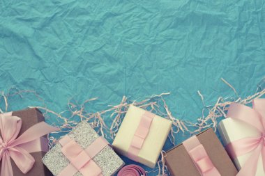 Hediye kutuları ile dekoratif Festival arka plan. Mavi şeker arka plan dokulu. Düz yatıyordu Üstten Görünüm