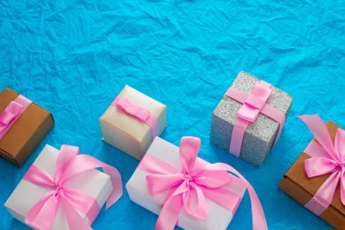 Hediye kutuları ile dekoratif Festival arka plan. Mavi şeker arka plan dokulu. Düz yatıyordu Üstten Görünüm