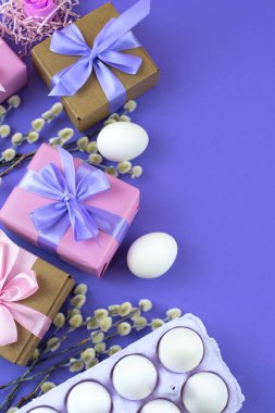 Paskalya hediye kutusu dalları kedicikler ile beyaz yumurta ayarlayın. Metin için en iyi yer görünümden. Arka plan ultraviyole