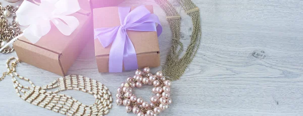 Κουτιά Δώρων Πανό Δώρα Γυναικεία Κοσμήματα Ανοιχτόχρωμο Φόντο Ξύλινη Τόνωση — Φωτογραφία Αρχείου