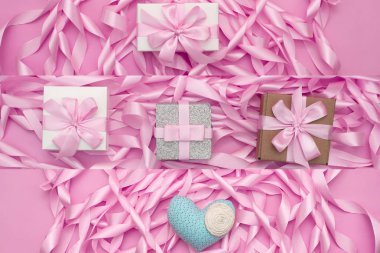 Dekoratif tatil hediye kutuları ile pembe renk pembe bir arka plan üzerinde. Düz düz Üstten Görünüm