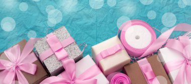 Afiş dekoratif Festival arka plan ile hediye kutuları. Mavi şeker arka plan dokulu. Düz yatıyordu Üstten Görünüm