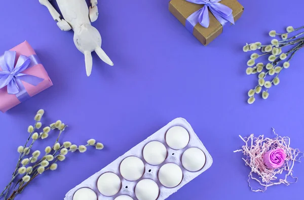 Set de Pascua caja de regalo con ramas catkins huevo blanco . — Foto de Stock