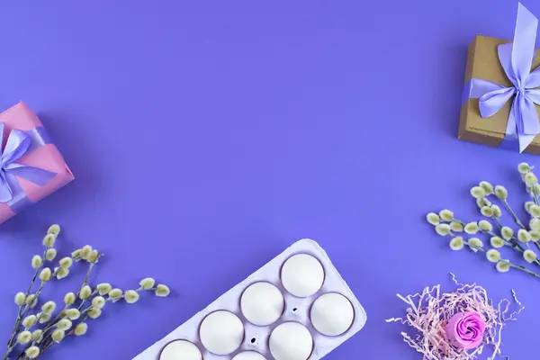Ostern Set Geschenkbox mit Zweigen Kätzchen weißes Ei. — Stockfoto