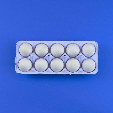 Tavuk yumurtası ile dikdörtgen kutu.