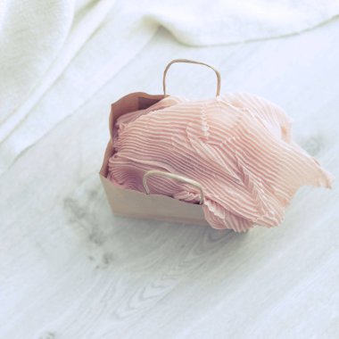 Ahşap açık renkli alışveriş ile bir kağıt torba.