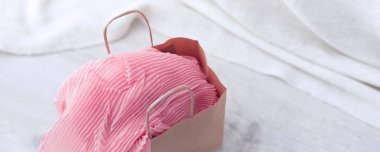 Ahşap açık renkli üzerinde afiş A kağıt torba ile satın.