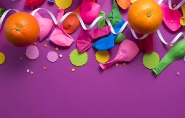 Festival Posteri balonlar turuncu konfeti karnaval arka plan ultraviyole.