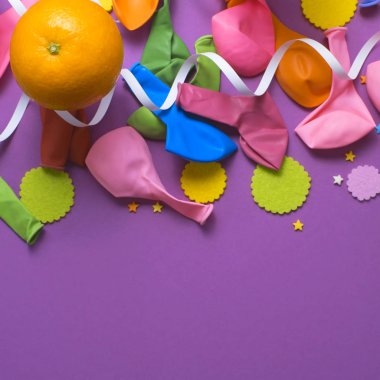 Festival Posteri balonlar turuncu konfeti karnaval arka plan ultraviyole.