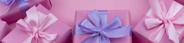 Banner Caixas de presente decorativas de férias com cor rosa no fundo rosa . — Fotografia de Stock