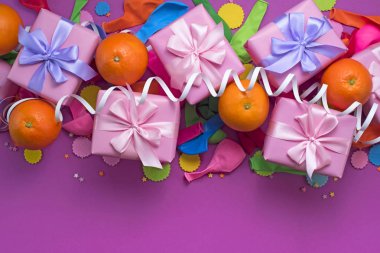 Dekoratif kompozisyon üç kutuları ile hediyeler saten kurdele yay portakal konfeti serpantin doğum günü partisi.