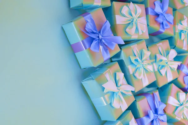 Surrealismo Cajas de regalo navideñas decorativas con color rosa sobre fondo azul . — Foto de Stock